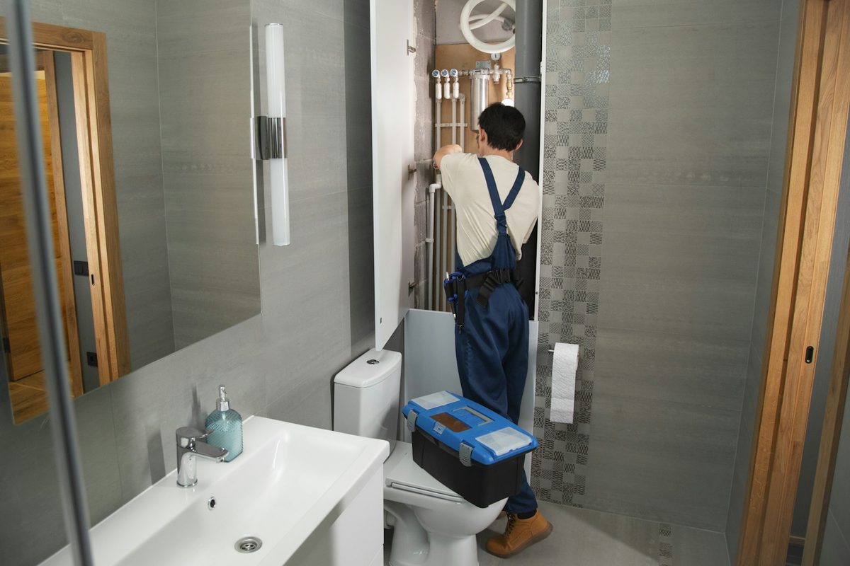 Gasfíter trabajando en un baño